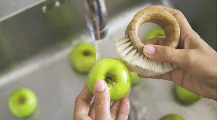 Kõvade puu- ja juurviljade pesemiseks kasutage spetsiaalseid harju.