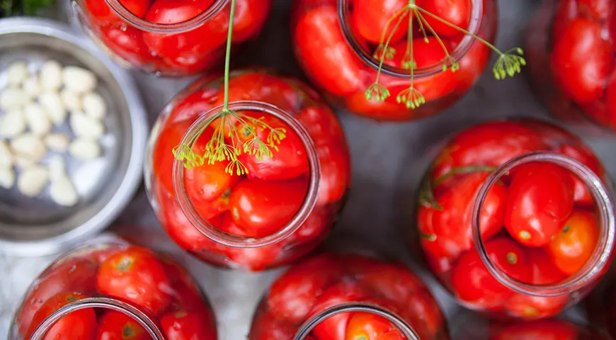 Marineeritud tomatite maitse sõltub vürtside, soola, suhkru ja äädika kogusest ja vahekorrast. Valige oma maitse järgi!