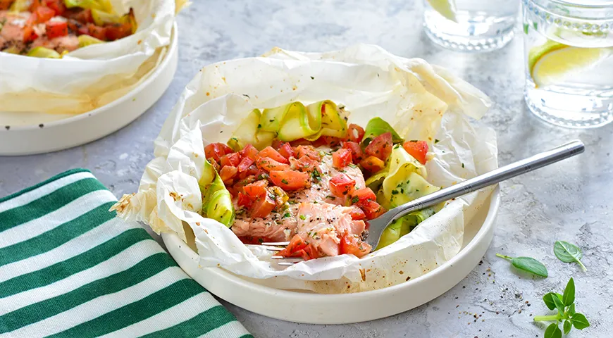 Sockeye lõhe pärgamendis suvikõrvitsa, tomatite ja ürtidega