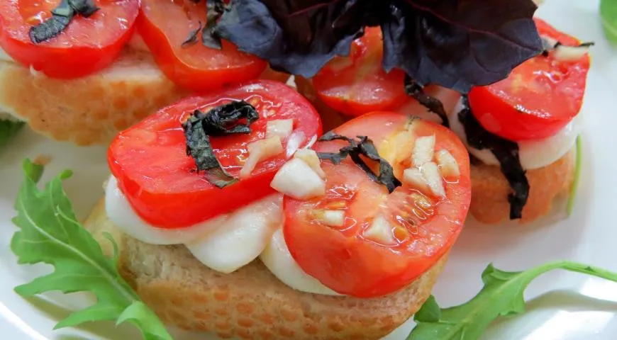 Bruschetta tomatite, juustu ja basiilikuga