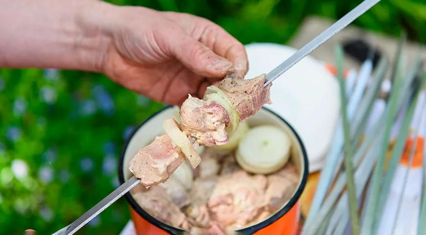 Seakebabi jaoks marinaad äädika, sibula ja majoneesiga