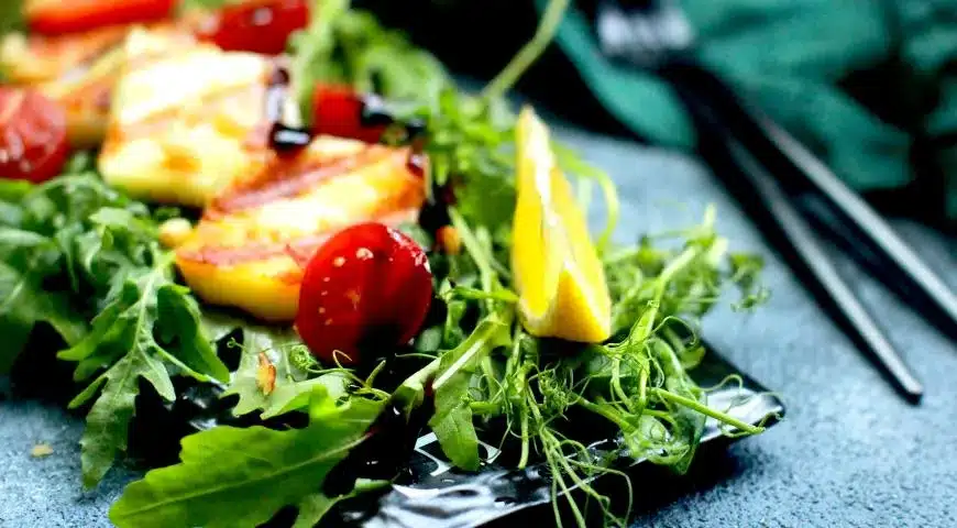 Salat halloumi ja tomatitega