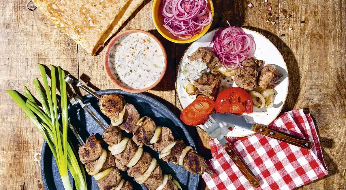 Lambakebab küpsetatud tomatite ja matsonikastmega