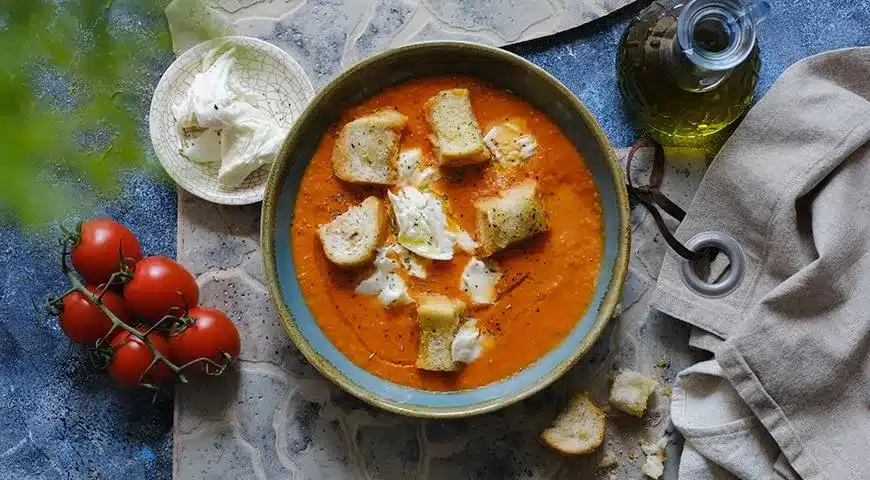 Tomatisupp mozzarella ja crostiniga Sorrentost