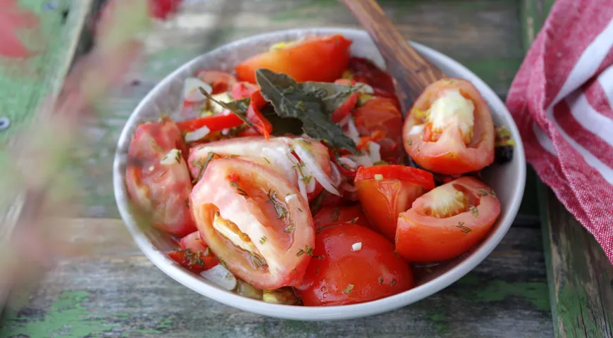 Eelroog tomatitest ja paprikatest küüslauguga talveks, põhi