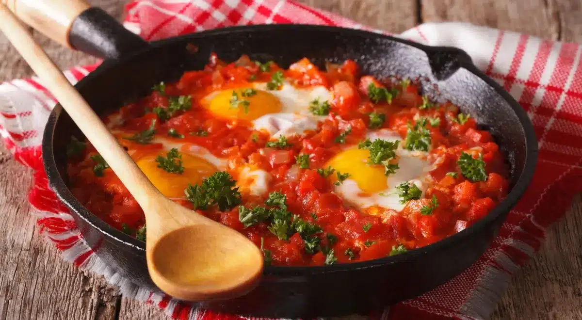 Vürtsikas shakshuka tšillipipraga